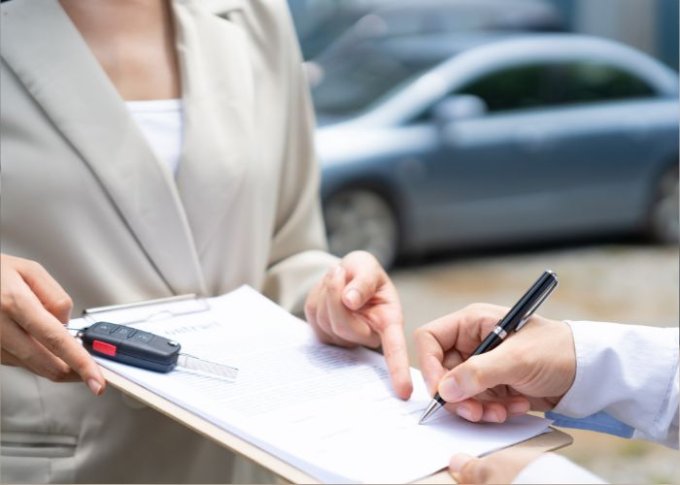 Klient dowiaduje się jakie są opłaty w leasingu samochodowym dla firm