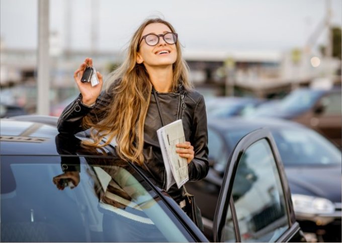 Kobieta wie jakie są korzyści ze sprzedaży samochodu po leasingu