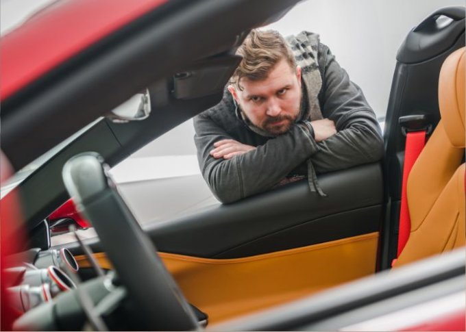 Mężczyzna zastanawia się nad korzyściami z leasingu samochodowego